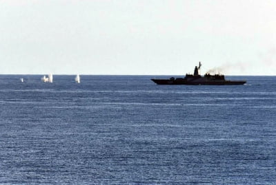 중·러 해군, 일본 홋카이도 인근 동해서 기관총 사격