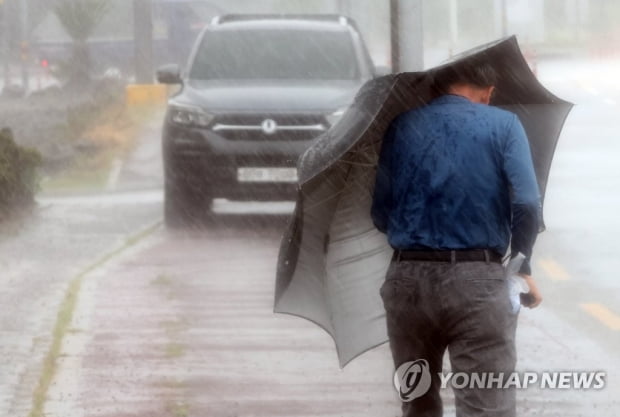 힌남노, 내일 오전 1시 제주·7시 남해안 도달…전국이 영향권