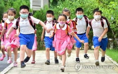 '최고의 봉제공을 뽑아라'…북한서 재봉공 경기 열려