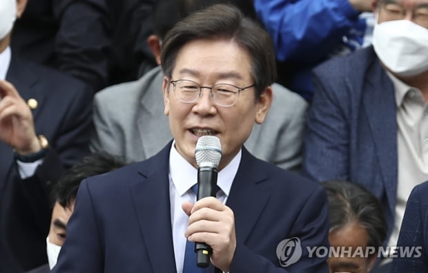 Prosecutor Lee Jae-myung’s accusation of paying authorized fees