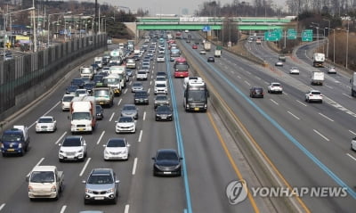 귀성길 고속도로 곳곳 정체…서울→부산 5시간 40분