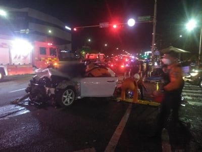 수원서 택시·승용차 충돌…2명 사망·1명 부상(종합)