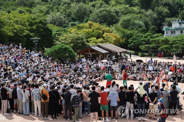 3년 만에 '거리두기 없는' 추석…성묘·나들이 인파 북적