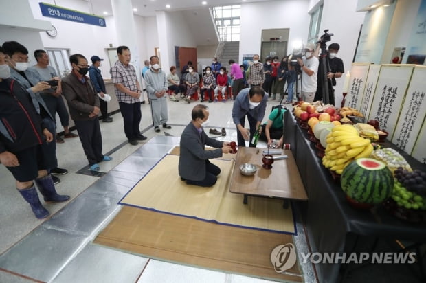 3년 만에 '거리두기 없는' 추석…성묘·나들이 인파 북적