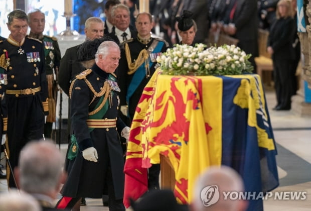 [英여왕 서거] 찰스3세 참석 추도예배후 여왕의 관 일반에 처음 공개