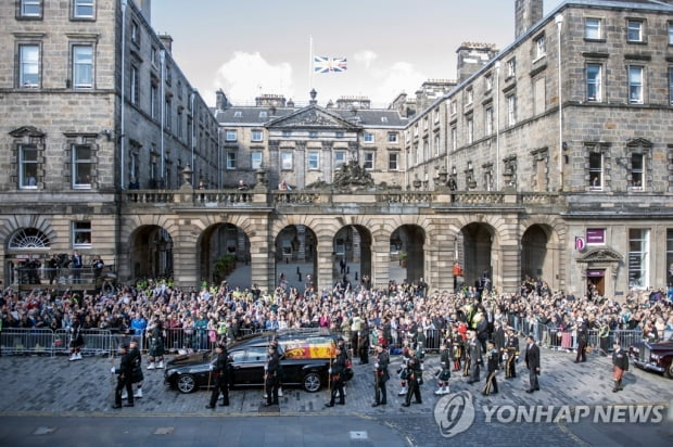 [英여왕 서거] 찰스3세 참석 추도예배후 여왕의 관 일반에 처음 공개