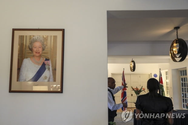 옛 영국 식민지 국민들, 여왕 서거로 상기된 과거 역사에 '씁쓸'