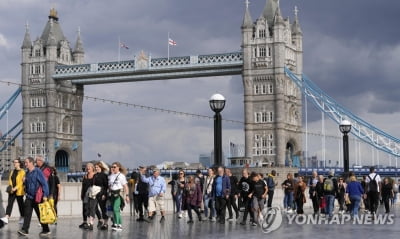 英 여왕 관 일반공개 끝없는 추모행렬…"조문 줄 7㎞"