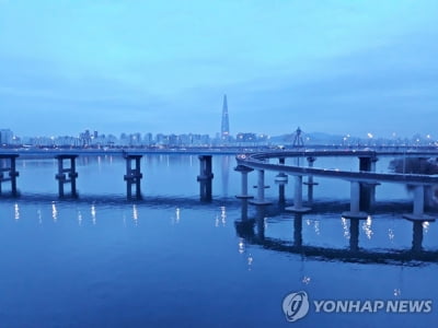 구조해 준 경찰 앞에서 투신한 20대 숨진 채 발견