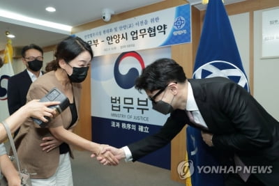 한동훈, '악수 연출' 김의겸 주장에 "허위 사실, 유감"