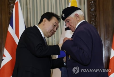 尹, 英참전용사에 포장수여·90도 인사…"덕택에 대한민국 존재"