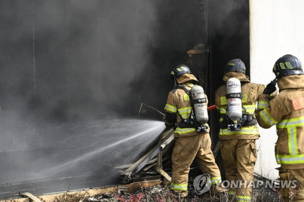 "동료 대피 돕다 본인은…" 현대아울렛 시설관리 직원 중태