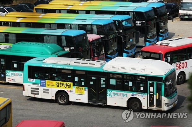경기 버스 노사 재협상서 극적 타결…파업 철회로 버스 정상운행(종합)