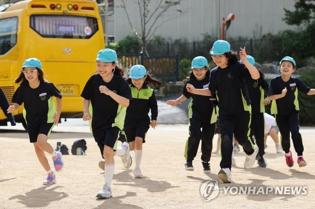 코로나 입국 규제 다 풀렸다…확진자격리·실내마스크는 언제쯤?