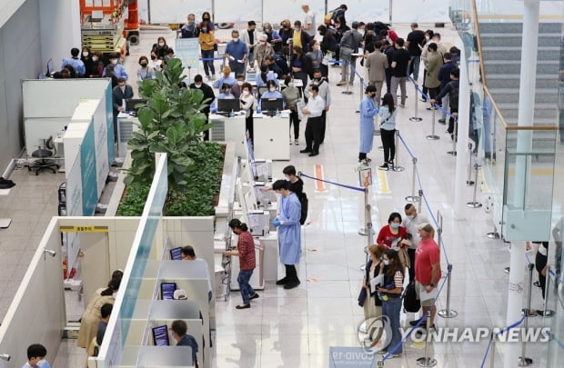 코로나 입국 규제 다 풀렸다…확진자격리·실내마스크는 언제쯤?