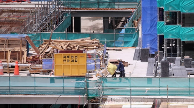 서울 시내 한 건설 현장에 인부가 건자재를 끌며 이동하고 있다. 사진=뉴스1