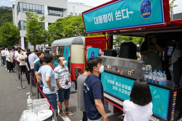 한국항공우주연구원 직원들이 6일 대전 유성구 항우연에서 음료를 주문하기 위해 줄 서 있다. 윤석열 대통령은 이날 누리호 2차 발사 성공 등을 위해 노력한 연구원들을 위해 커피와 쿠키 푸드트럭을 보냈다. / 사진=뉴스1