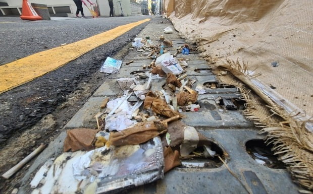 서울 강남역 인근 빗물받이(배수구)가 담배꽁초와 각종 쓰레기로 가득 차 있다.  뉴스1