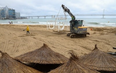 "힌남노 온다" 모래 벽 쌓고 호텔로 피신…부산 '초긴장'