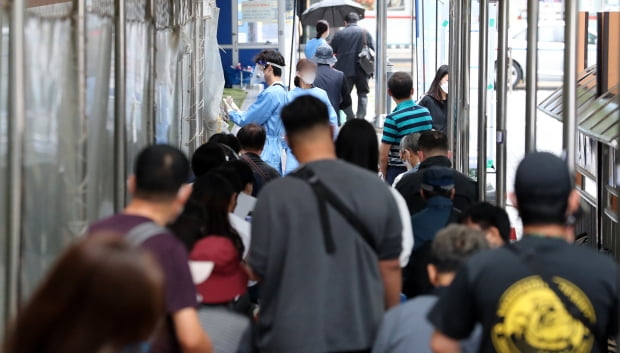 선별진료소를 찾은 시민들이 검사를 받기 위해 줄지어 기다리고 있다. 사진=뉴스1