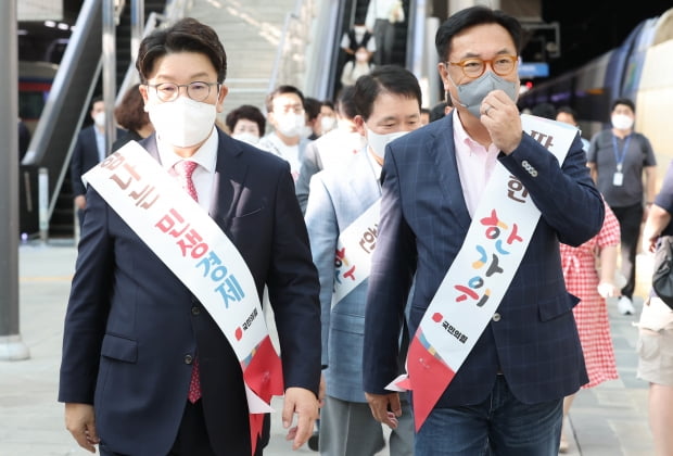  국민의힘 새 비대위원장에 임명된 정진석 국회부의장과 권성동 원내대표가 8일 중구 서울역에서 귀성객들에게 인사를 위해 승강장으로 향하고 있다. 사진=뉴스1