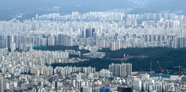 서울 송파구 롯데월드타워 전망대 서울스카이에서 바라본 강동구의 아파트 단지. 사진=뉴스1