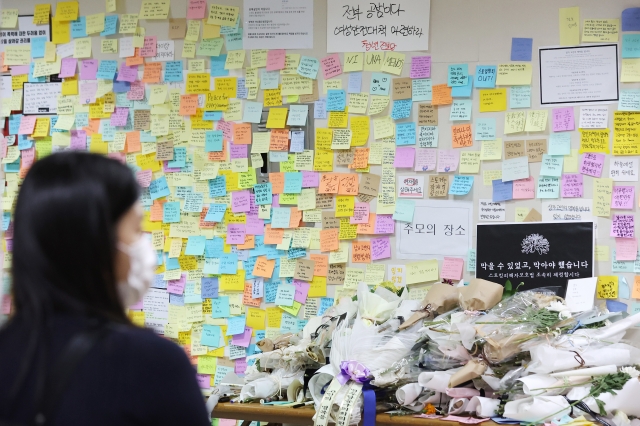 19일 서울 중구 신당역 내 여자화장실 앞에 마련된 '신당역 스토킹 사건' 피해자 추모공간을 찾은 시민들이 애도를 표하고 있다. / 사진=뉴스1