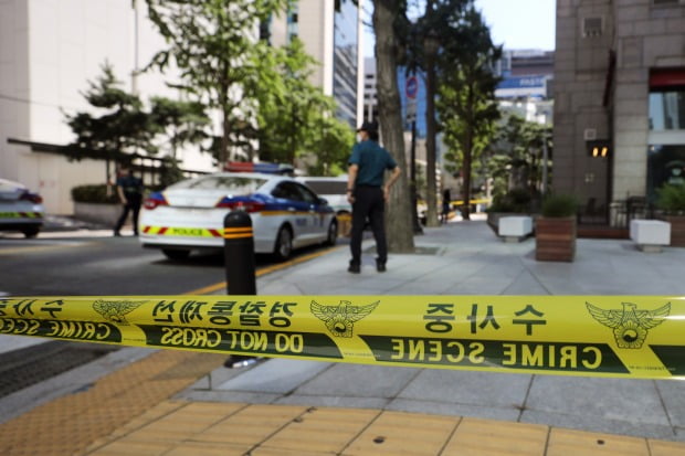 19일 오후 서울 중구 한국예금보험공사에서 추락사고가 발생해 경찰이 현장을 통제하고 있다.(사진=뉴스1)