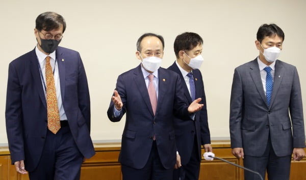 추경호 경제부총리 겸 기획재정부 장관과 이창용 한국은행 총재, 김주현 금융위원장, 이복현 금융감독원장이 22일 서울 중구 은행회관에서 개최된 비상거시경제금융회의에 앞서 기념 촬영을 마친 후 자리로 향하고 있다. 왼쪽부터 이창용 총재, 추경호 부총리, 김주현 금융위원장, 이복현 금감원장. /사진=뉴스1