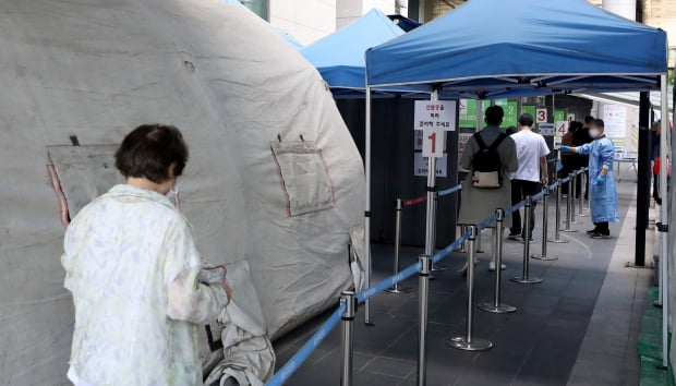 지난 22일 오전 서울 용산구보건소 신종 코로나바이러스 감염증(코로나19) 선별진료소를 찾은 시민들이 검사를 받기 위해 줄을 서고 있다. 사진=뉴스1