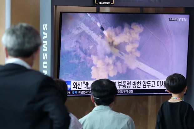 25일 서울 중구 서울역 대합실에서 시민들이 북한의 탄도미사일 발사 소식을 TV를 통해 지켜보고 있다. 사진=뉴스1
