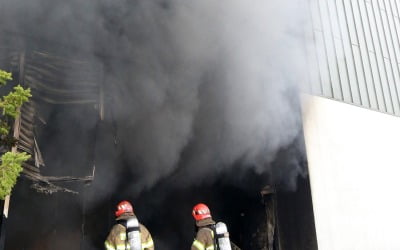 대전 현대아울렛서 화재 발생…50·30대 남성 사망·1명 중상 [영상]