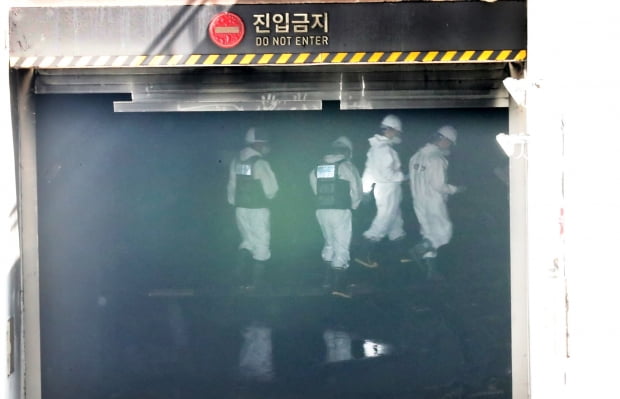 27일 오전 7명의 사망자가 발생한 대전 유성구 용산동 현대아울렛 화재 현장으로 합동현장감식 조사원들이 진입하고 있다. 사진=뉴스1