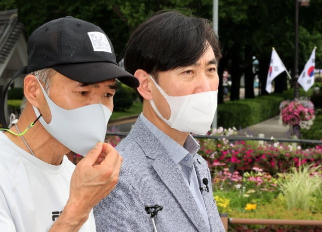 하태경 국민의힘 의원이 2021년 7월 8일 오후 청와대 분수대 앞에서 서해상에서 북한군에 사살된 해양수산부 공무원의 형 이래진 와 기자회견을 열고 "문재인 대통령은 약속했던 책임자 처벌과 수사를 즉각 이행하라"고 주장하고 있다. / 사진=연합뉴스