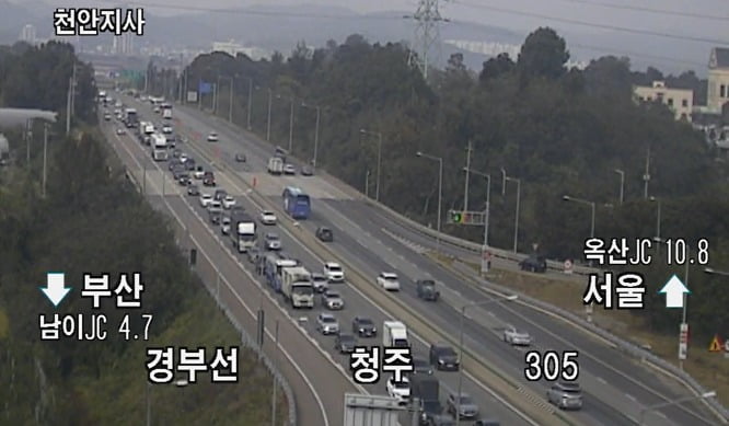 1일 오후 1시께 경부고속도로 청주 분기점 부근에서 하향선이 정체를 보이고 있다. /한국도로공사 cctv