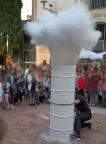 스페인 과학 축제에서 액체 질소가 폭발하는 모습. /사진=연합뉴스 
