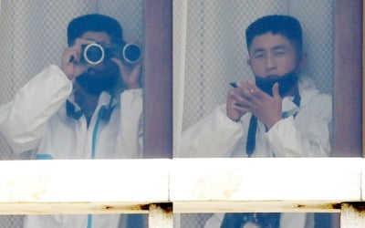 [포토] 판문각에서 쌍안경으로 남쪽 주시하는 북한군