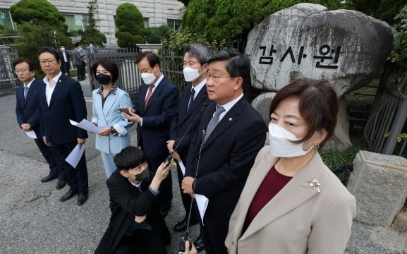 더불어민주당 의원들이 6일 오전 서울 종로구 감사원 앞에서 감사원 부당 감사 및 전직 대통령에 대한 무도한 행태 규탄 기자회견을 하고 있다. 왼쪽부터 권칠승, 황희, 한정애, 도종환, 이인영, 전해철, 진선민 의원.  /사진=연합뉴스