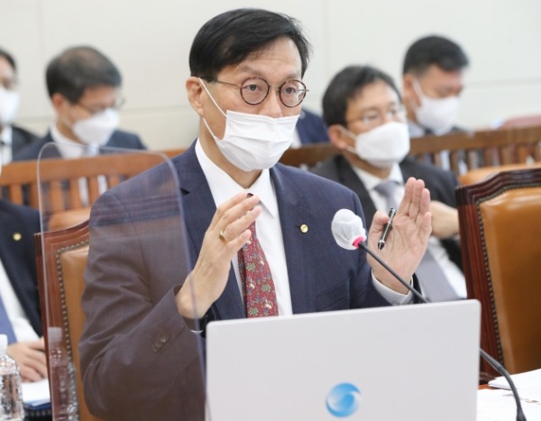  이창용 한국은행 총재가 7일 서울 여의도 국회에서 열린 기획재정위원회의 한국은행에 대한 국정감사에서 의원들의 질의에 답하고 있다./사진=뉴스1