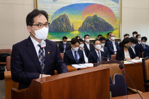 한기정 공정거래위원장이 7일 국회 정무위원회 국정감사에서 업무보고를 하고 있다. 뉴스1