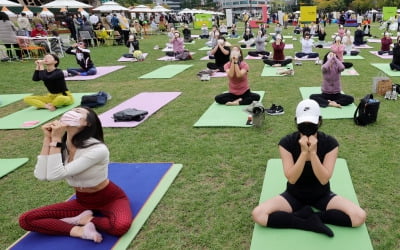 [포토] 직장 피로를 날리는 힐링요가