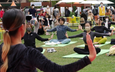 [포토] 서울광장에서 요가를