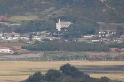 합참 "북한, 동해상으로 미사일 2발 발사"