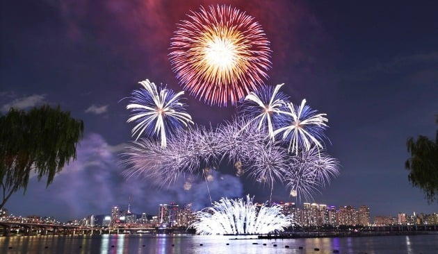 지난 8일 오후 서울 여의도 한강공원 일대에서 열린 '한화와 함께하는 서울세계불꽃축제 2022'에서 화려한 불꽃이 밤하늘을 수놓고 있다. 연합뉴스