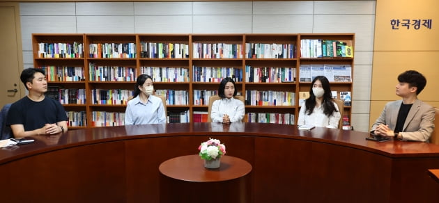 지난 3일 2030세대 일반인 다섯 명이 서울 중림동 한국경제신문 본사에 모여 저출산 원인과 대책에 대해 논의했다. 김병언 기자