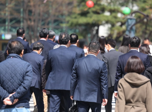 서울 종각역 인근에서 직장인들이 걸어가고 있다. 사진=연합뉴스