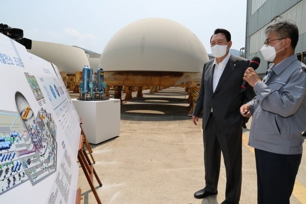 President Yoon Seok-yeol visits Doosan Energy in Changwon, Gyeongsangnam-do on June 22, and listens to explanations regarding the Shin-Hanul Units 3 and 4 reactors and the Korean nuclear power plant 'APR1400'.  yunhap news