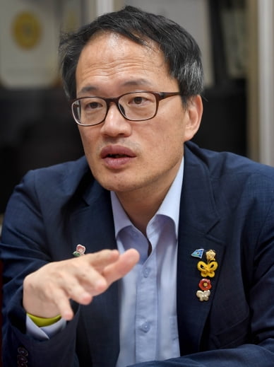 Park Joo-min, a member of the Democratic Party of Korea.  Hankyung DB