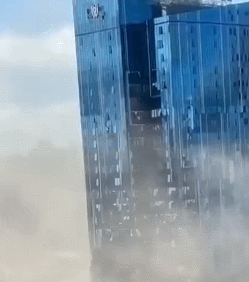 삼성전자가 입주한 우크라이나 키이우의 한 건물이 러시아의 미사일 공격 피해를 입었다. /영상=트위터