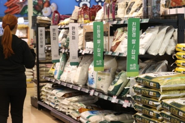 서울의 한 대형마트에 진열된 쌀. 연합뉴스